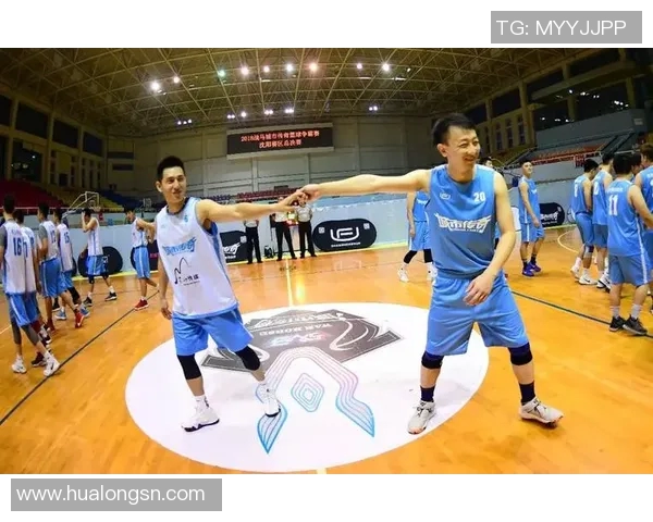 小明在校园篮球赛中展现超凡技艺成为全校瞩目的篮球明星